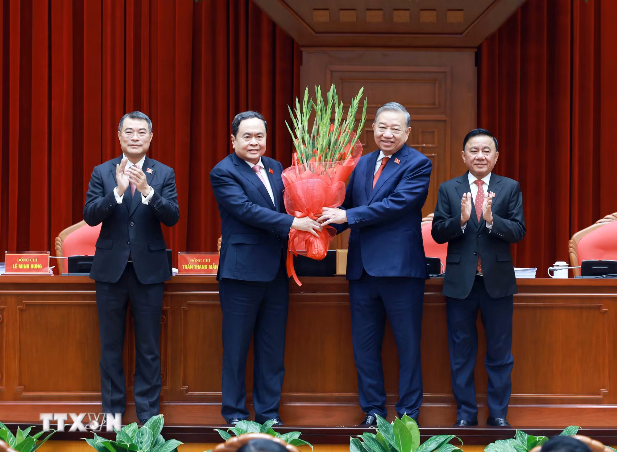 ttxvn-ban-chap-hanh-trung-uong-dang-khoa-xiv-tien-hanh-hoi-nghi-lan-thu-nhat-16.jpg
