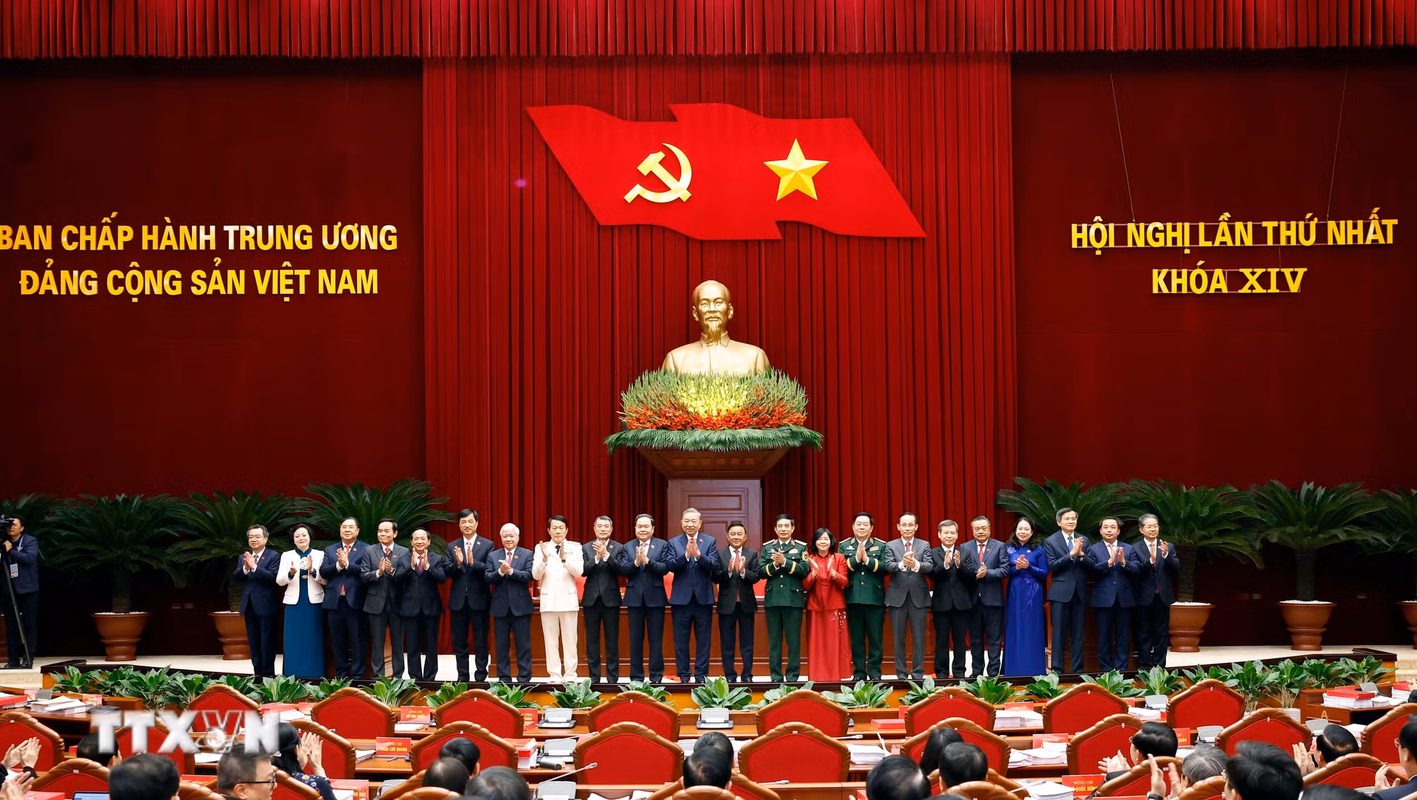 ttxvn-ban-chap-hanh-trung-uong-dang-khoa-xiv-tien-hanh-hoi-nghi-lan-thu-nhat-18.jpg