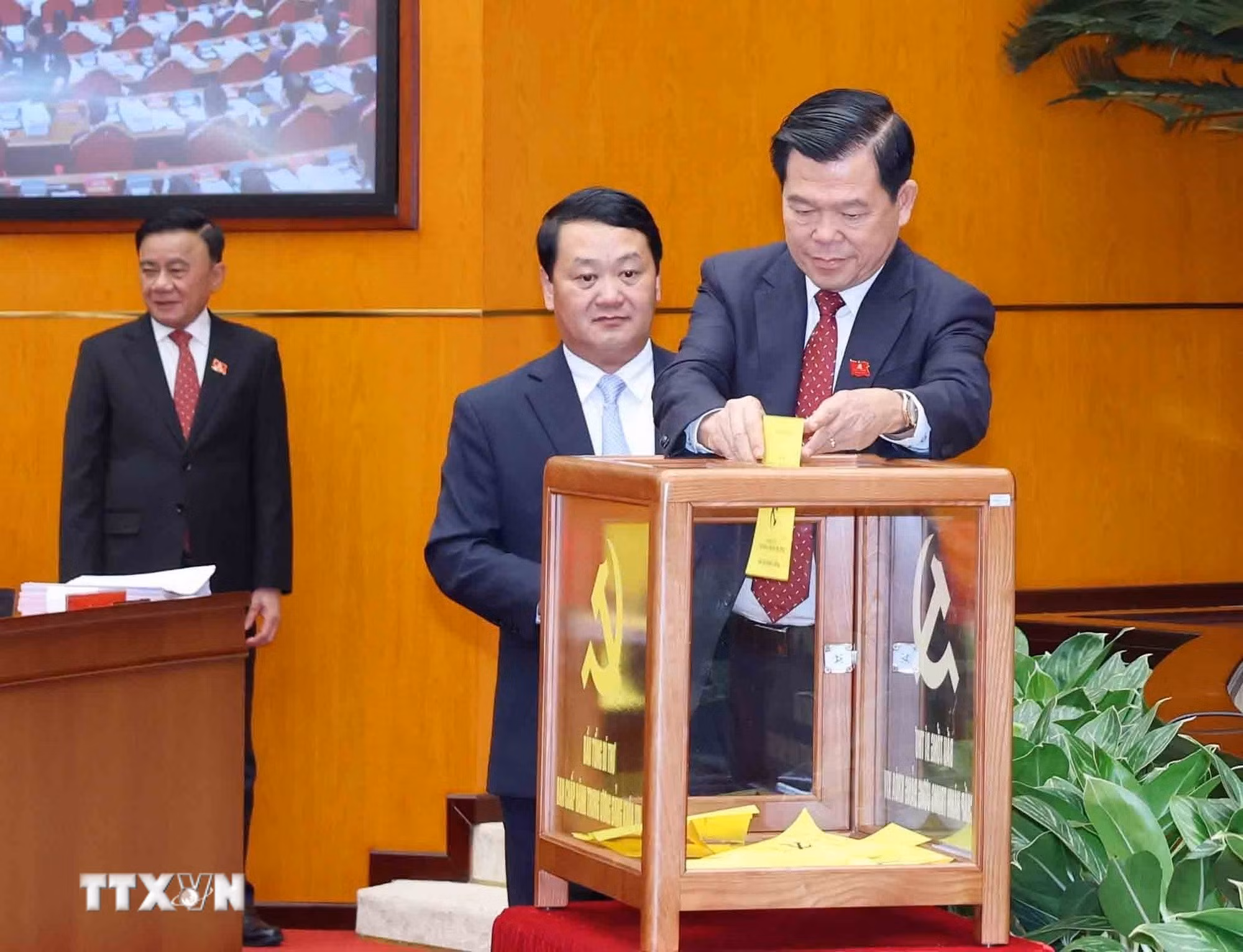 ttxvn-ban-chap-hanh-trung-uong-dang-khoa-xiv-tien-hanh-hoi-nghi-lan-thu-nhat-12.jpg