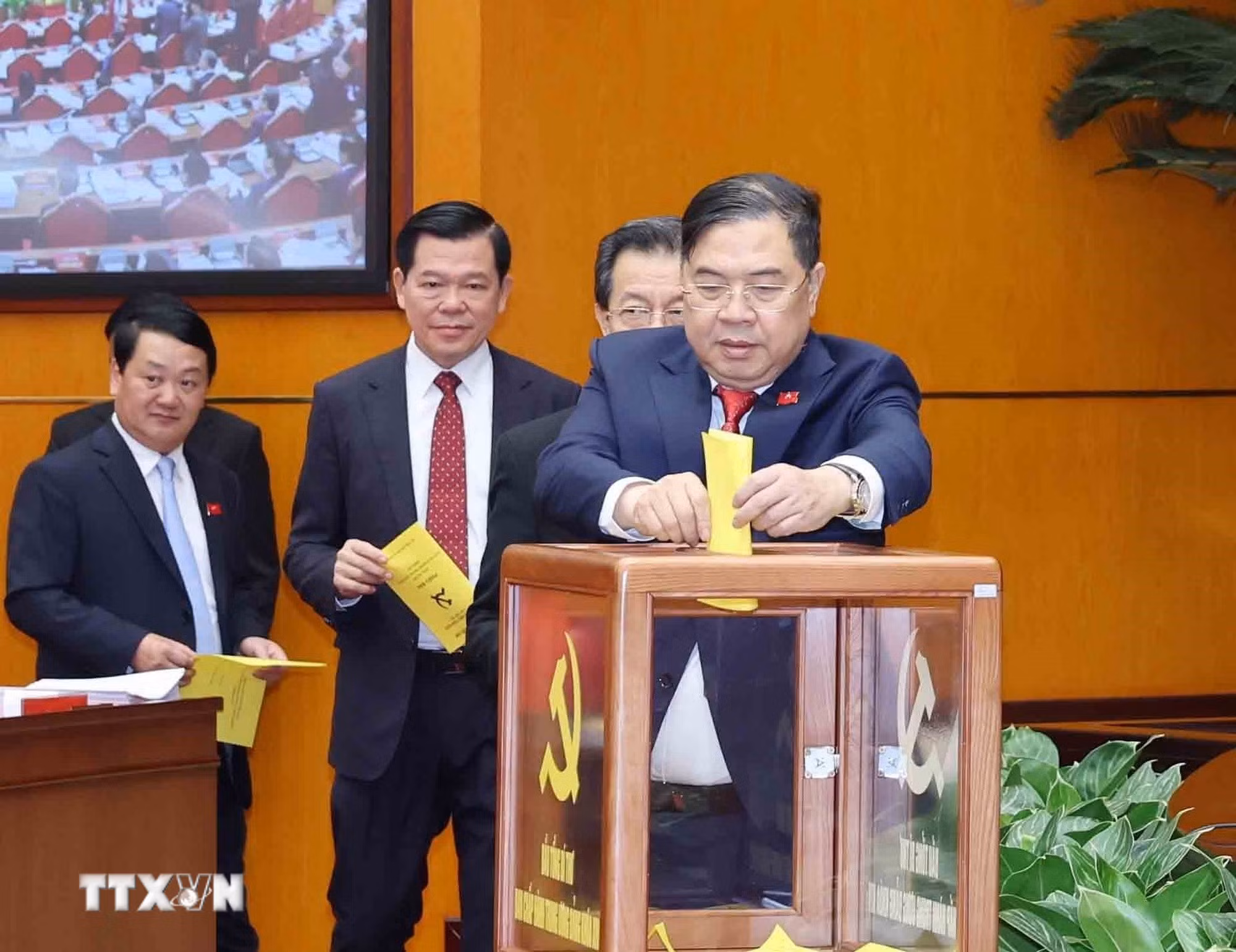 ttxvn-ban-chap-hanh-trung-uong-dang-khoa-xiv-tien-hanh-hoi-nghi-lan-thu-nhat-13.jpg