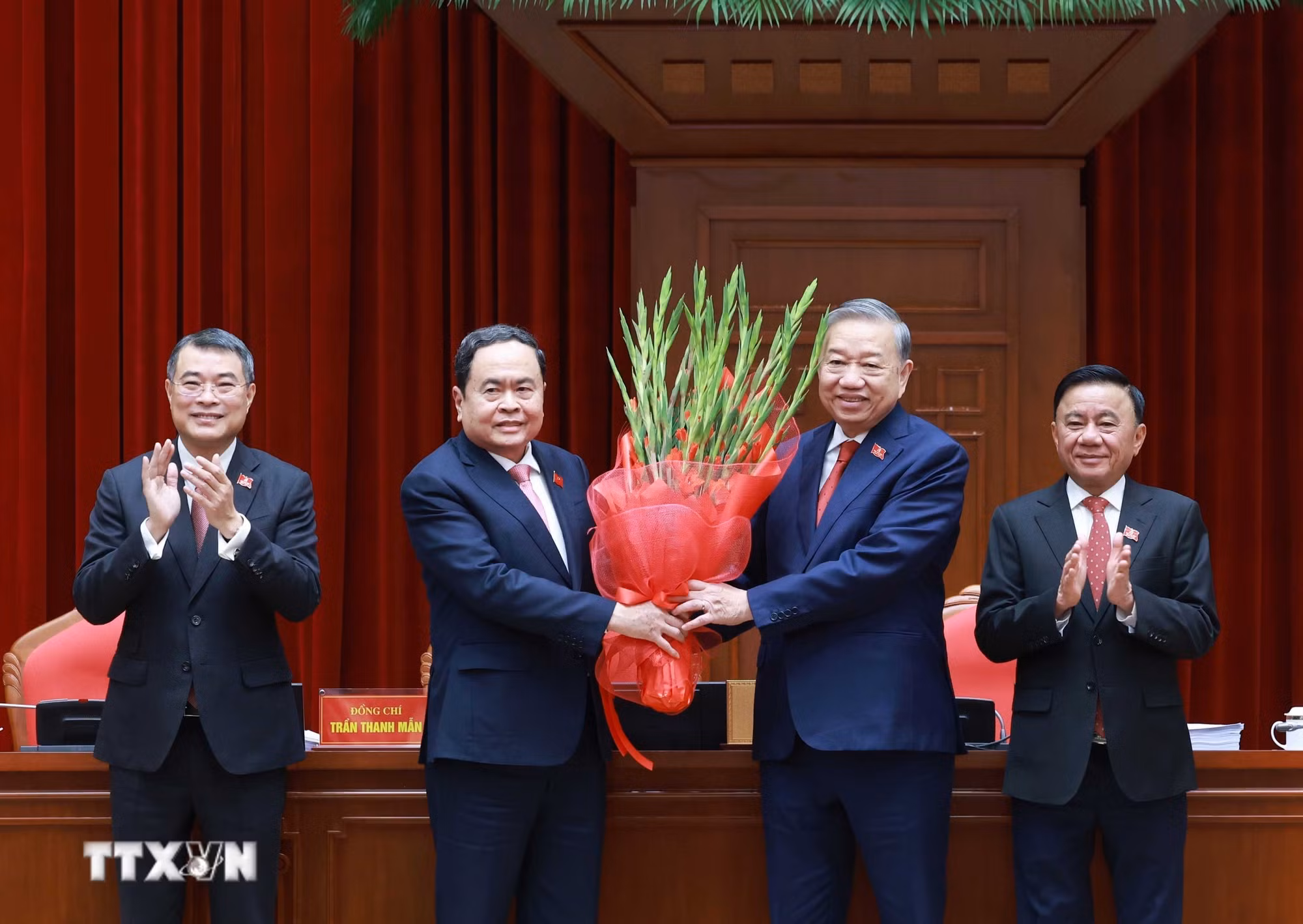ttxvn-ban-chap-hanh-trung-uong-dang-khoa-xiv-tien-hanh-hoi-nghi-lan-thu-nhat-17.jpg