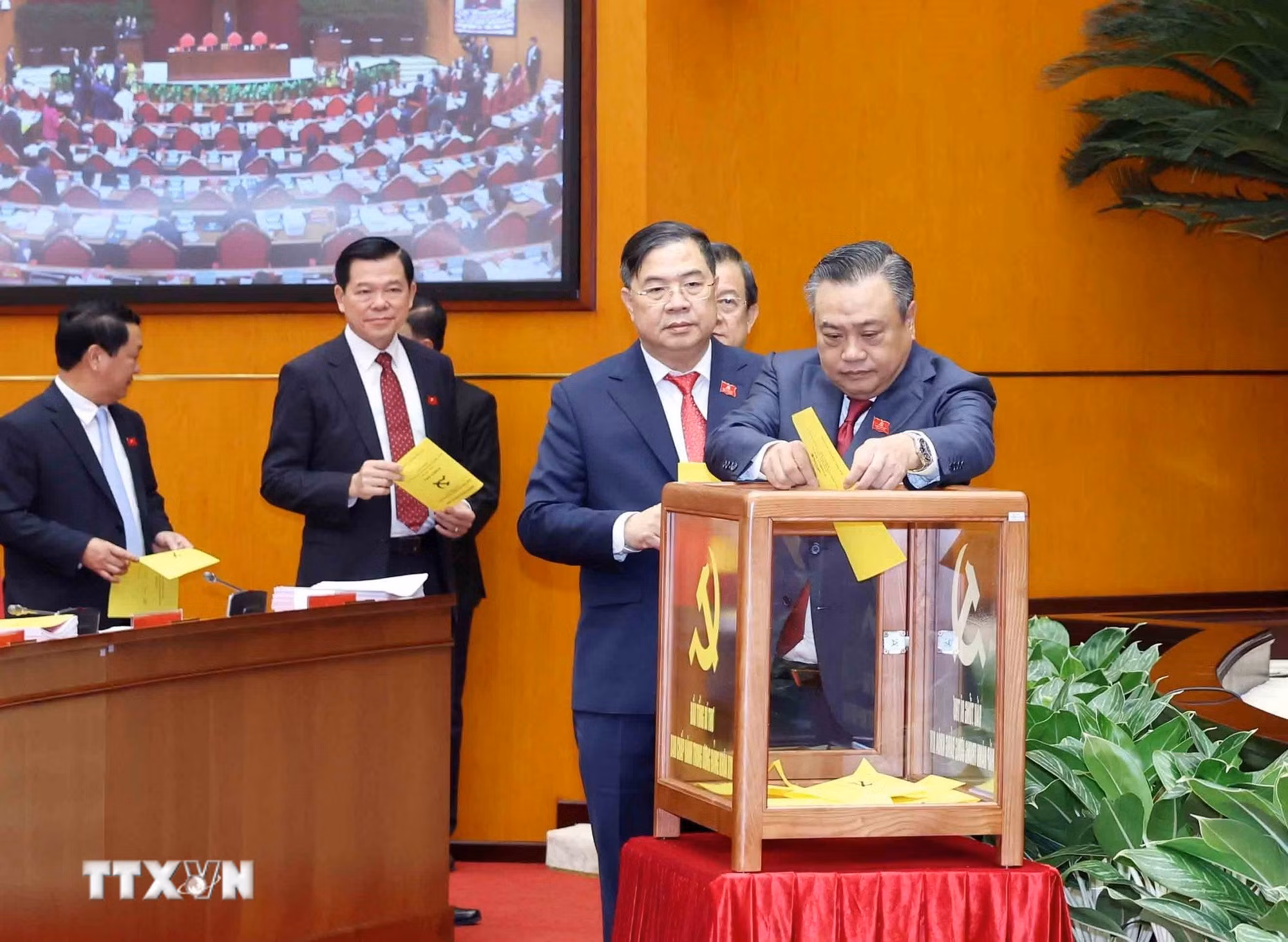 ttxvn-ban-chap-hanh-trung-uong-dang-khoa-xiv-tien-hanh-hoi-nghi-lan-thu-nhat-14.jpg