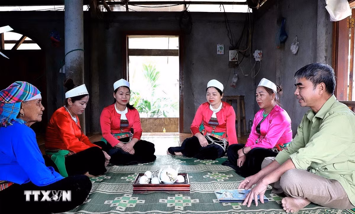 ttxvn-bau-cu-quoc-hoi-cu-tri-xu-muong-phu-tho-1.jpg