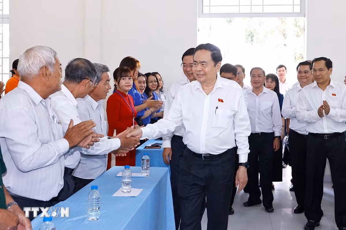 ttxvn-chu-tich-quoc-hoi-tran-thanh-man-tiep-xuc-cu-tri-tai-xa-an-nhon-tay-4.jpg