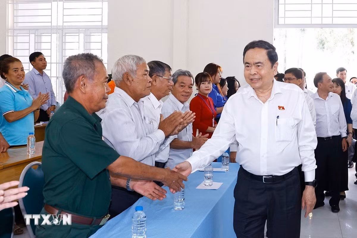ttxvn-chu-tich-quoc-hoi-tran-thanh-man-tiep-xuc-cu-tri-tai-xa-an-nhon-tay-1.jpg