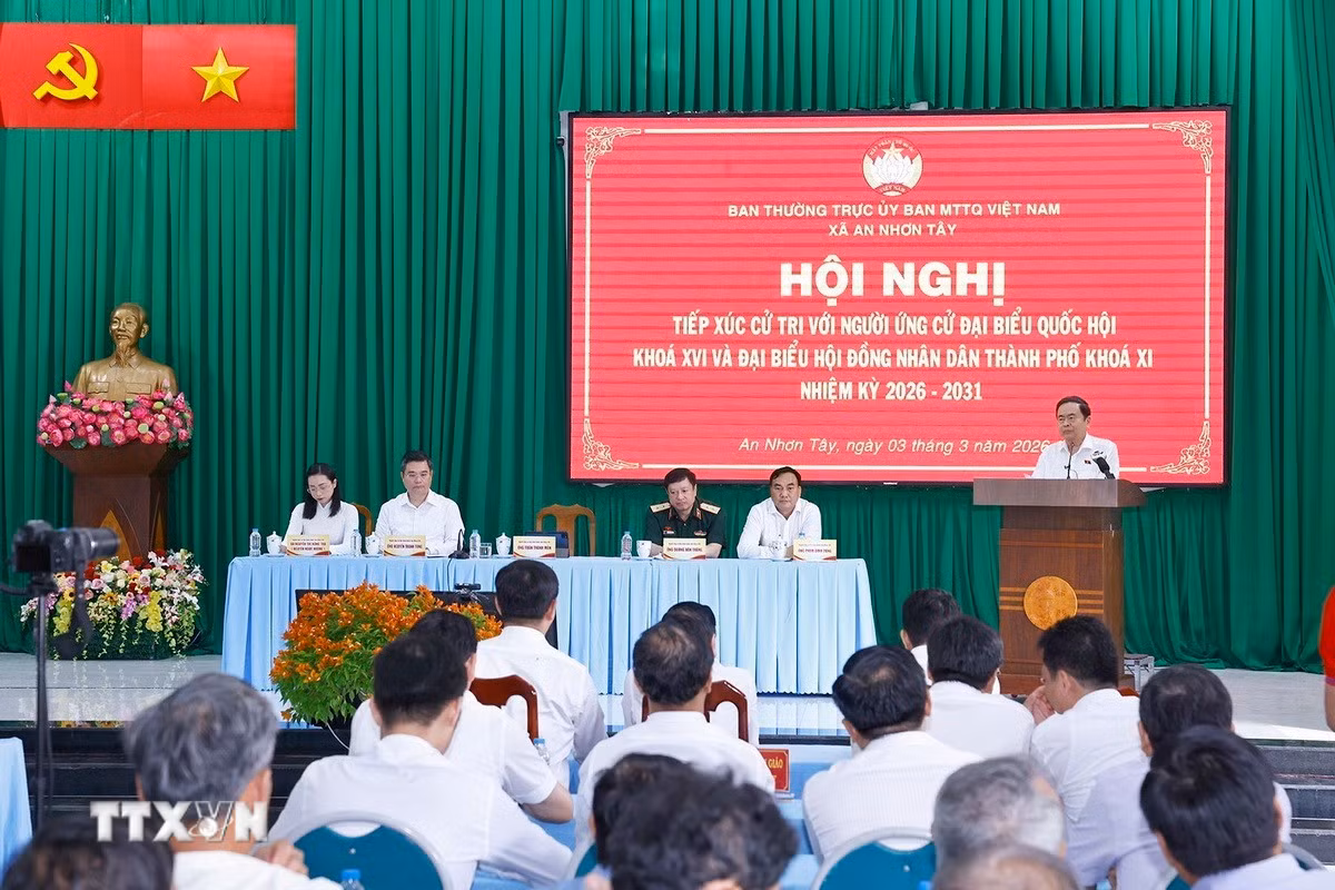 ttxvn-chu-tich-quoc-hoi-tran-thanh-man-tiep-xuc-cu-tri-tai-xa-an-nhon-tay-8.jpg