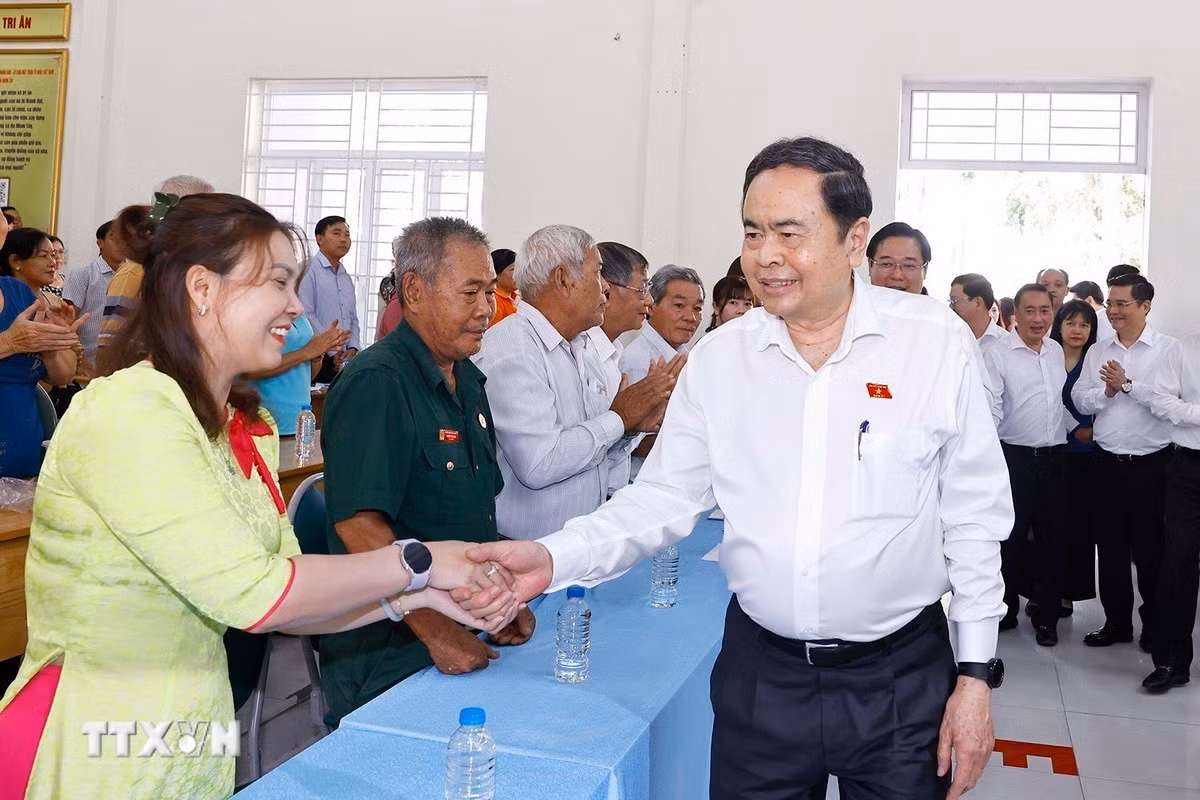 ttxvn-chu-tich-quoc-hoi-tran-thanh-man-tiep-xuc-cu-tri-tai-xa-an-nhon-tay-2.jpg
