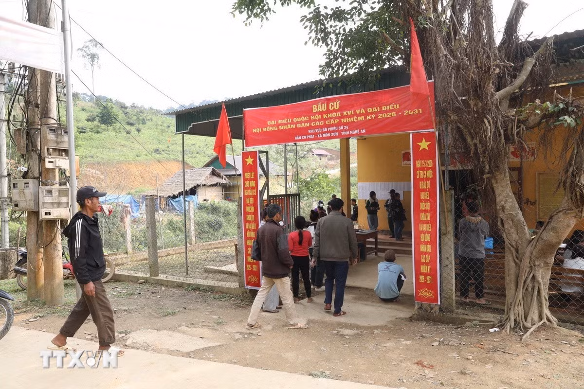 ttxvn-dong-bao-dan-lai-bau-cu-som-2.jpg