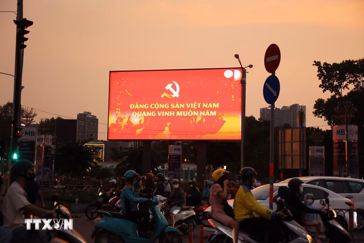 ttxvn-tp-ho-chi-minh-ruc-ro-sac-do-chao-mung-dai-hoi-xiv-4.jpg