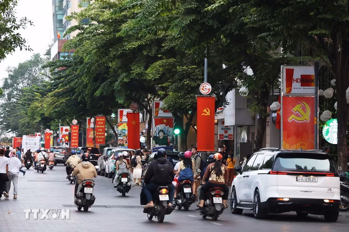 ttxvn-tp-ho-chi-minh-ruc-ro-sac-do-chao-mung-dai-hoi-xiv-5.jpg