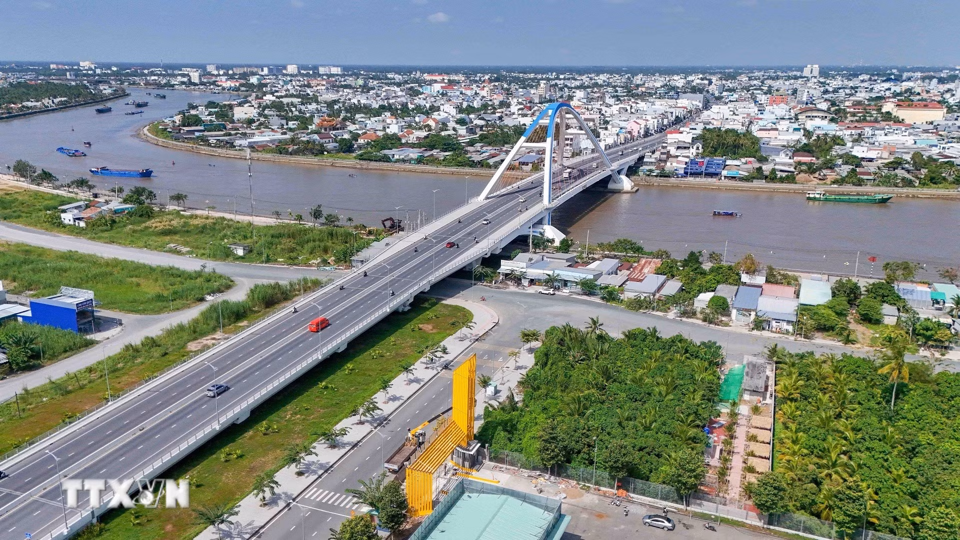 ttxvn-cau-tran-hoang-na.jpg