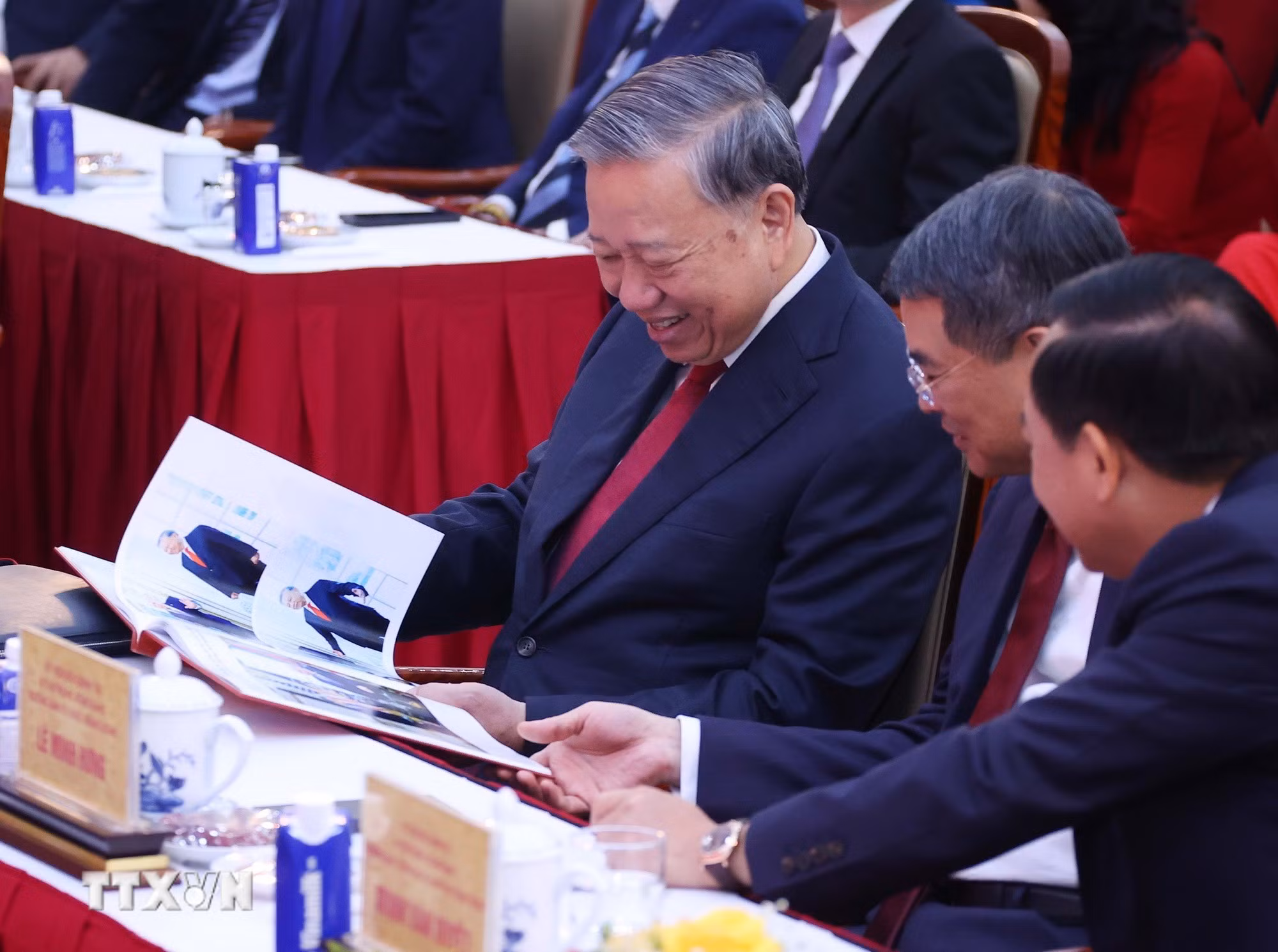 ttxvn-tong-bi-thu-to-lam-chuc-tet-thong-tan-xa-viet-nam-19.jpg