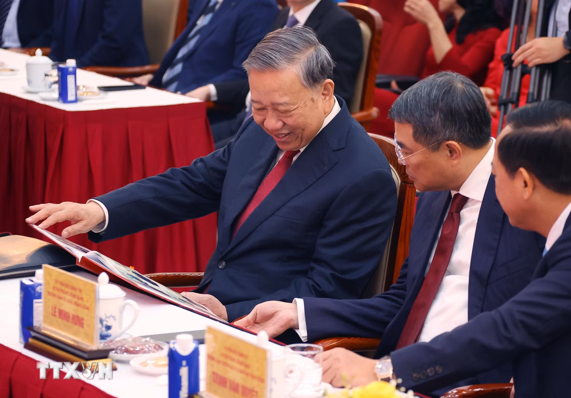 ttxvn-tong-bi-thu-to-lam-chuc-tet-thong-tan-xa-viet-nam-21.jpg