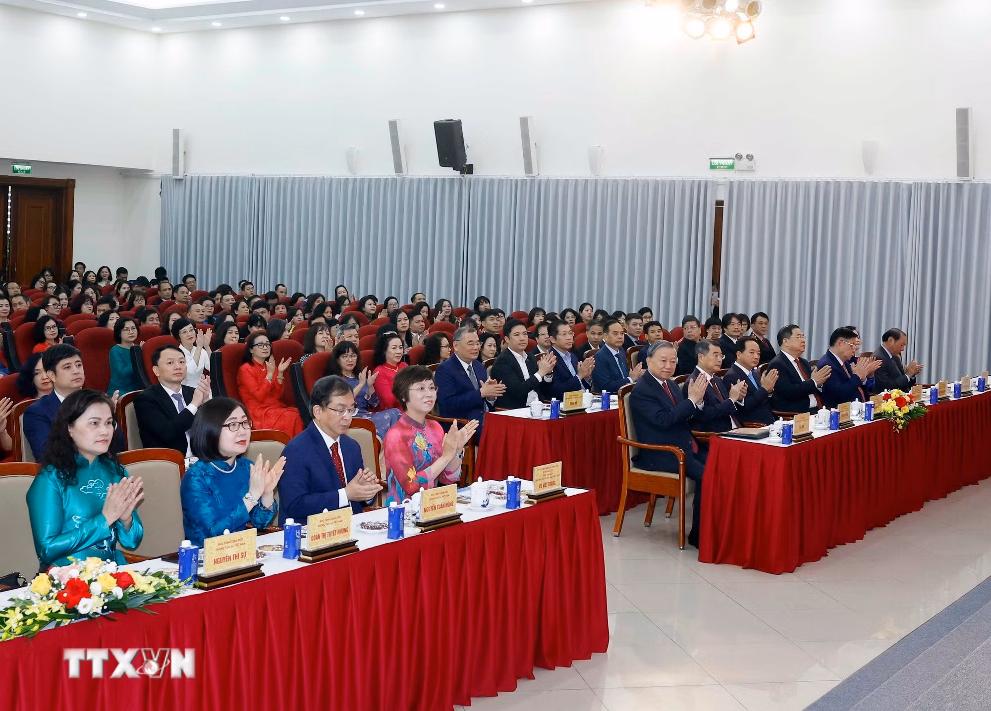ttxvn-tong-bi-thu-to-lam-chuc-tet-thong-tan-xa-viet-nam-22.jpg