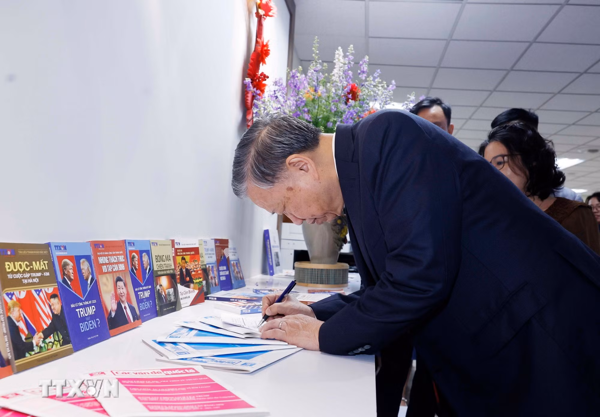 ttxvn-tong-bi-thu-to-lam-chuc-tet-thong-tan-xa-viet-nam-24.jpg