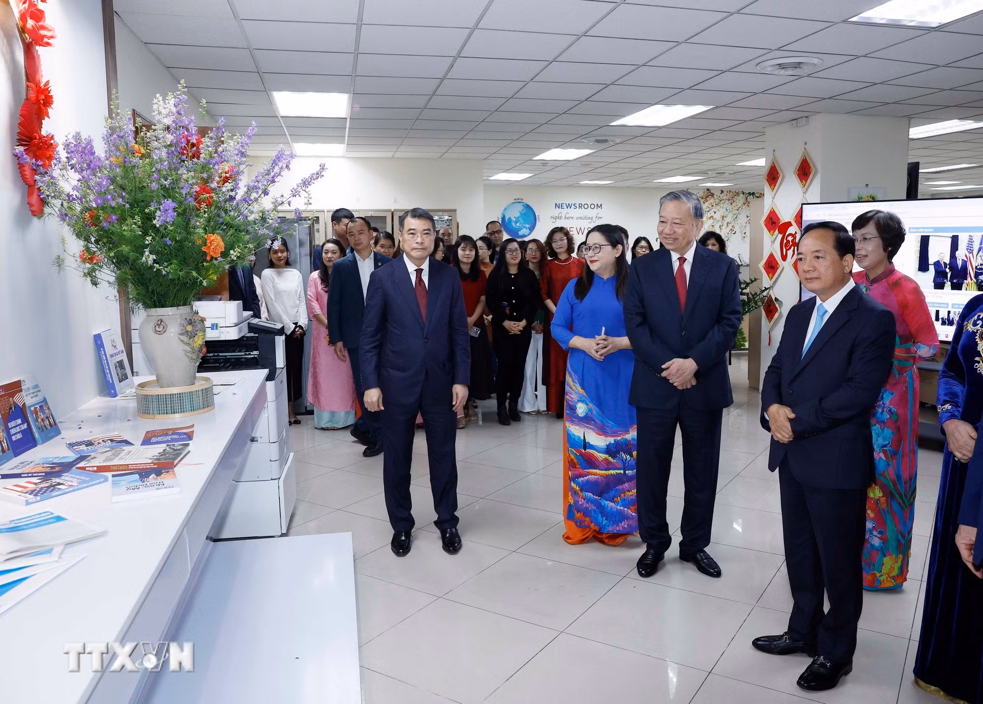 ttxvn-tong-bi-thu-to-lam-chuc-tet-thong-tan-xa-viet-nam-26.jpg