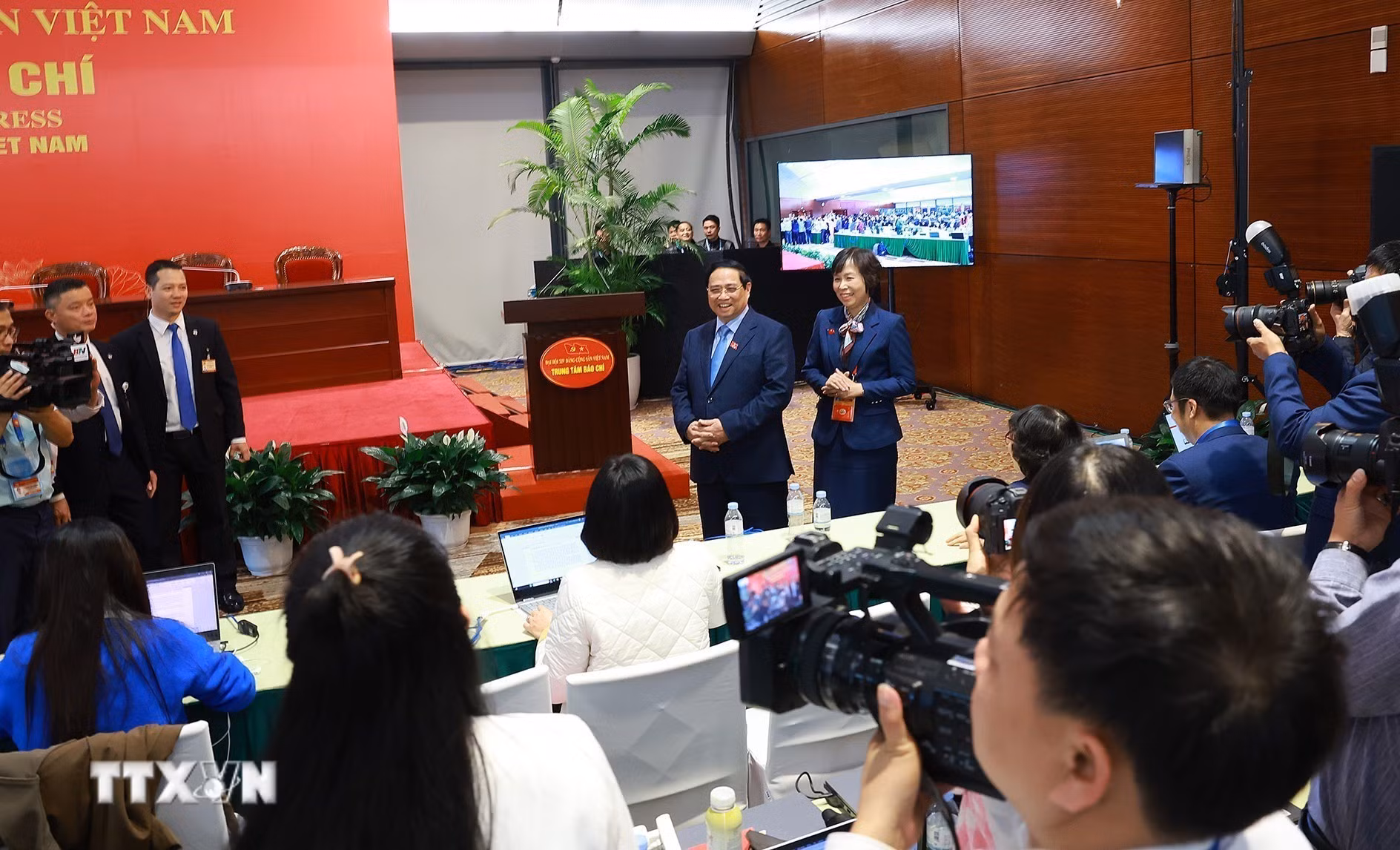 ttxvn-thu-tuong-tham-trung-tam-bao-chi-dai-hoi-xiv-2.jpg