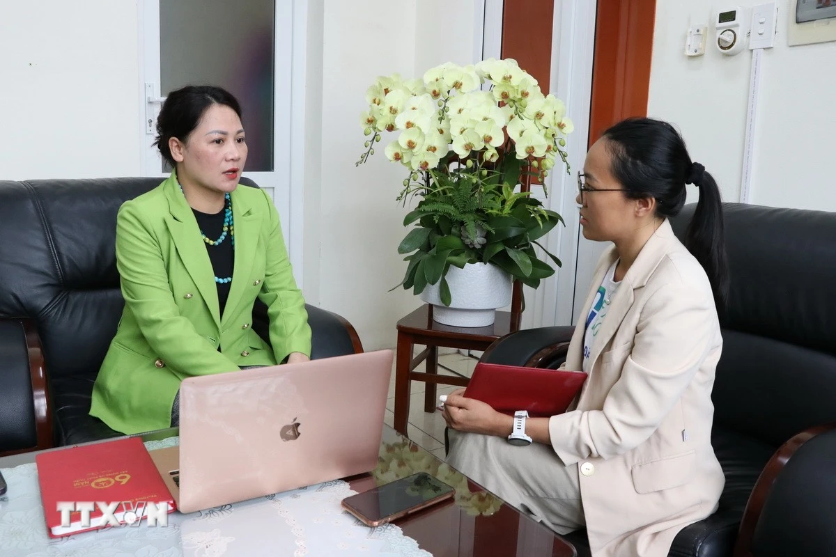 Bà Trịnh Ngọc Ánh, Bí thư Đảng ủy xã Đại Sơn, thành phố Hải Phòng (trái) trao đổi với phóng viên TTXVN. (Ảnh: Mạnh Minh/TTXVN)
