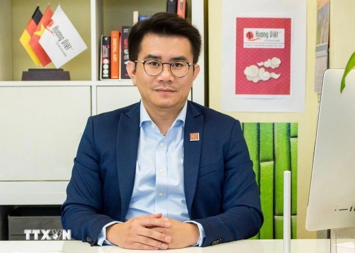 Ông Phạm Khánh Nam, Tổng Biên tập Tạp chí Hương Việt tại CHLB Đức trả lời phóng viên TTXVN. (Ảnh: Phương Hoa/TTXVN)
