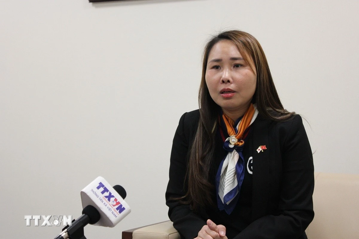 Bà Lê Thương, Phó Chủ tịch Liên hiệp hội người Việt tại Nhật Bản, Chủ tịch Hội người Việt vùng Kansai, trả lời phỏng vấn của phóng viên TTXVN. (Ảnh: Phạm Tuân/TTXVN)