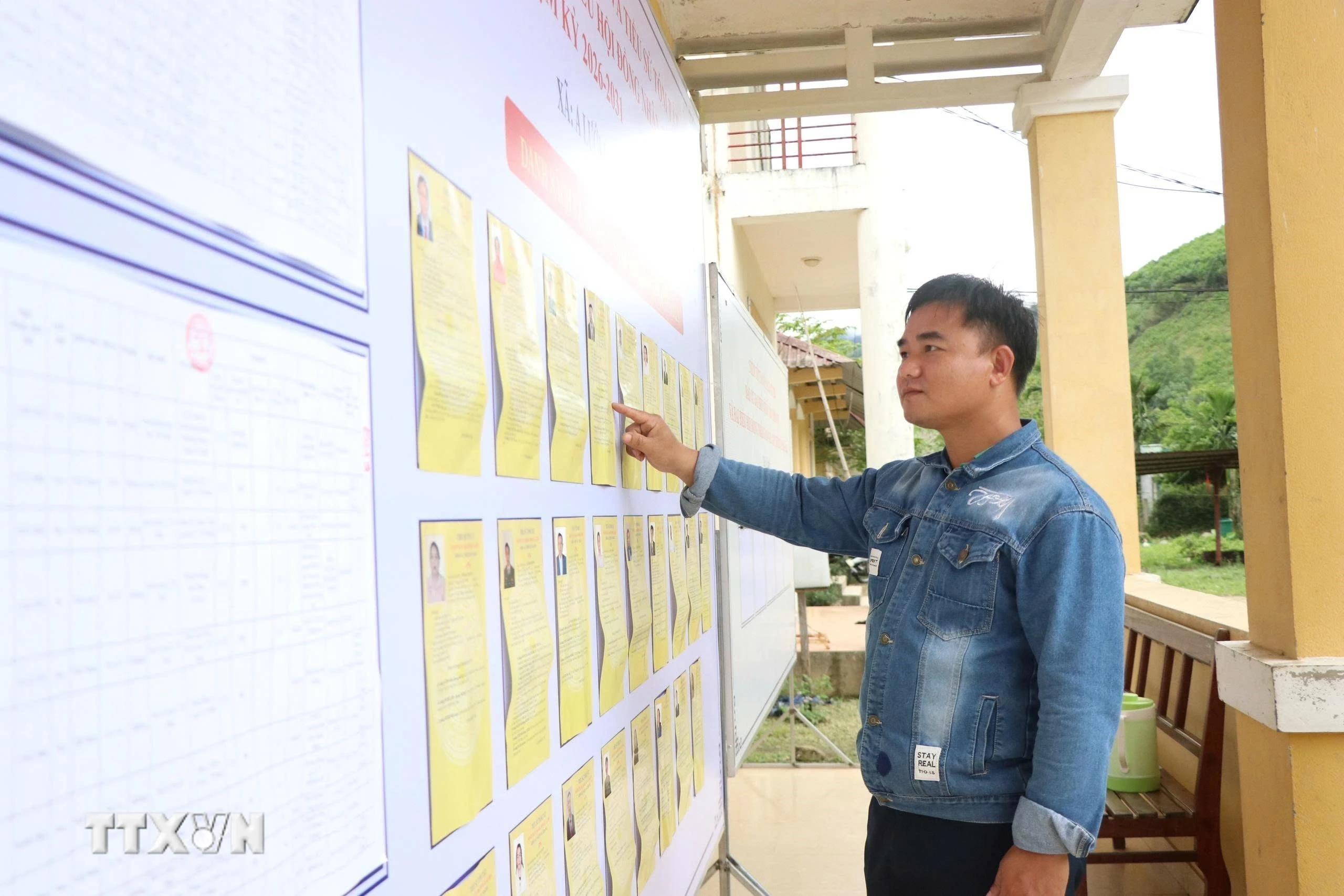 Cử tri tìm hiểu thông tin về các ứng cử viên đại biểu Quốc hội và HĐND các cấp. (Ảnh: Võ Văn Dũng/TTXVN)