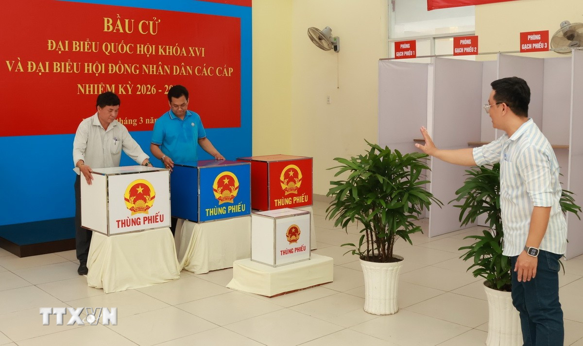 Các thành viên tổ bầu cử đang tiến hành việc thiết lập, bố trí khu vực bỏ phiếu ở phường Bàn Cờ, Thành phố Hồ Chí Minh. (Ảnh: Hữu Duyên/TTXVN)