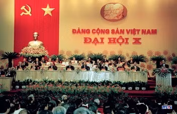 Đồng chí Phan Diễn, Ủy viên Bộ Chính trị, thường trực Ban Bí thư Trung ương Đảng khóa IX đọc báo cáo kiểm điểm sự lãnh đạo, chỉ đạo của Ban Chấp hành Trung ương Đảng khóa IX. Ảnh: TTXVN