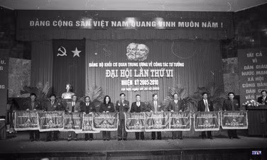 Đảng bộ cơ sở nhận cờ thi đua tại Đại hội Đảng bộ Khối cơ quan Trung ương lần thứ VI (2006). Ảnh: TTXVN