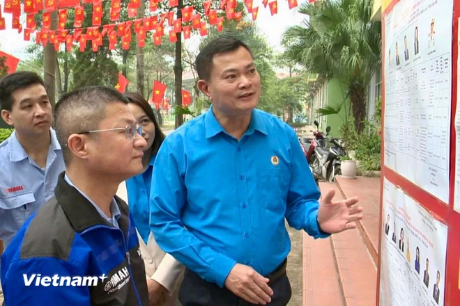 Cán bộ công đoàn và người lao động Thủ đô nghiên cứu tiểu sử của đại biểu Quốc hội khóa XVI và đại biểu Hội đồng Nhân dân các cấp nhiệm kỳ 2026-2031. (Ảnh: Minh Nghĩa/Vietnam+)