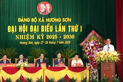 Đồng chí Trần Cẩm Tú, Ủy viên Bộ Chính trị, Thường trực Ban Bí thư dự và phát biểu tại Đại hội Đảng bộ xã Hương Sơn (tỉnh Hà Tĩnh). (Ảnh: Công Tường/TTXVN)
