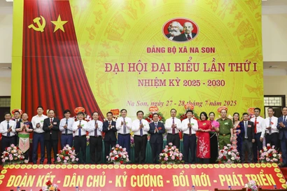 Giám đốc Học viện Chính trị Quốc gia Hồ Chí Minh Nguyễn Xuân Thắng chụp ảnh lưu niệm cùng Ban Thường vụ Tỉnh ủy Điện Biên và Ban Chấp hành Đảng bộ xã Na Son. (Ảnh: Xuân Tư/TTXVN)