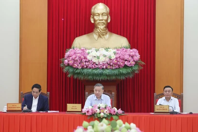 Sáng 30/7/2025, tại Trụ sở Trung ương Đảng, Tổng Bí thư Tô Lâm chủ trì làm việc với Tiểu ban Văn kiện, Thường trực Tiểu ban Kinh tế - Xã hội, Tiểu ban Điều lệ Đảng Đại hội XIV và Thường trực Ban Chỉ đạo Tổng kết 40 năm Đổi mới về dự thảo các văn kiện Đại hội XIV của Đảng. (Ảnh: Thống Nhất/TTXVN)