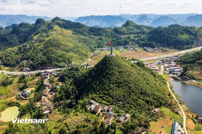 Xã địa đầu cực Bắc Lũng Cú với Cột cờ Lũng Cú trên đỉnh núi Rồng. (Ảnh: PV/Vietnam+)