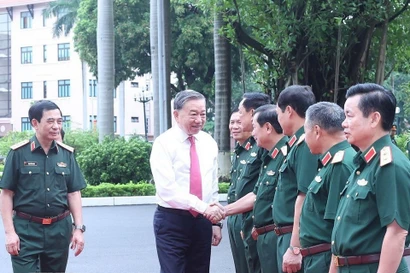 Tổng Bí thư Tô Lâm với lãnh đạo Quân ủy Trung ương, Bộ Quốc phòng và Tổng cục Chính trị Quân đội nhân dân Việt Nam. (Ảnh: Thống Nhất/TTXVN)