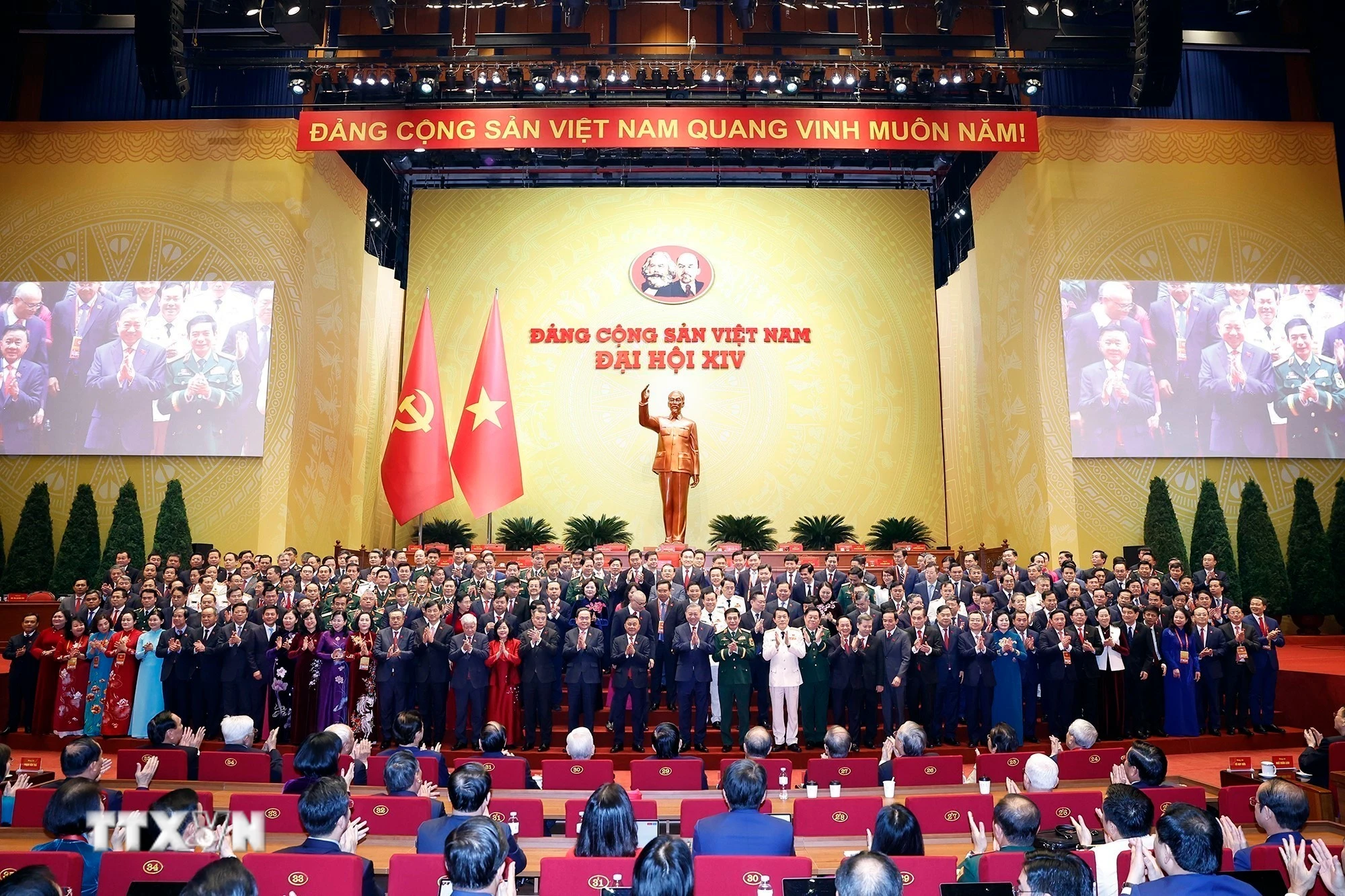 Các đại biểu thực hiện nghi lễ bế mạc Đại hội. (Ảnh: TTXVN)