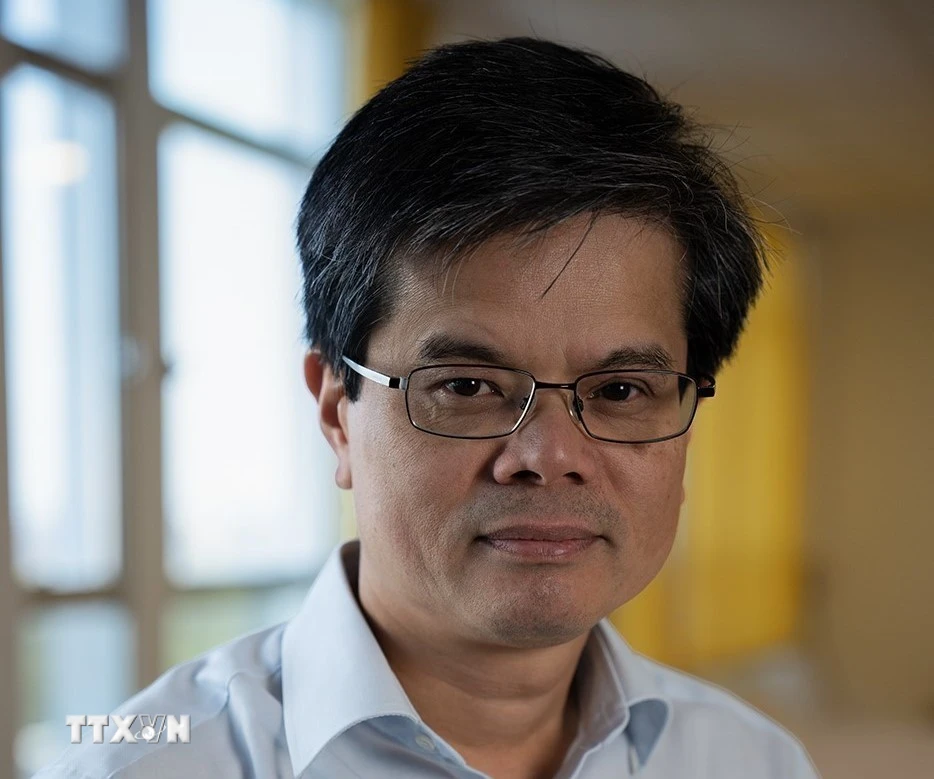 Giáo sư Nguyễn Văn Phú, Giám đốc nghiên cứu tại Trung tâm Nghiên cứu Khoa học Quốc gia Pháp (CNRS). (Ảnh: TTXVN phát)