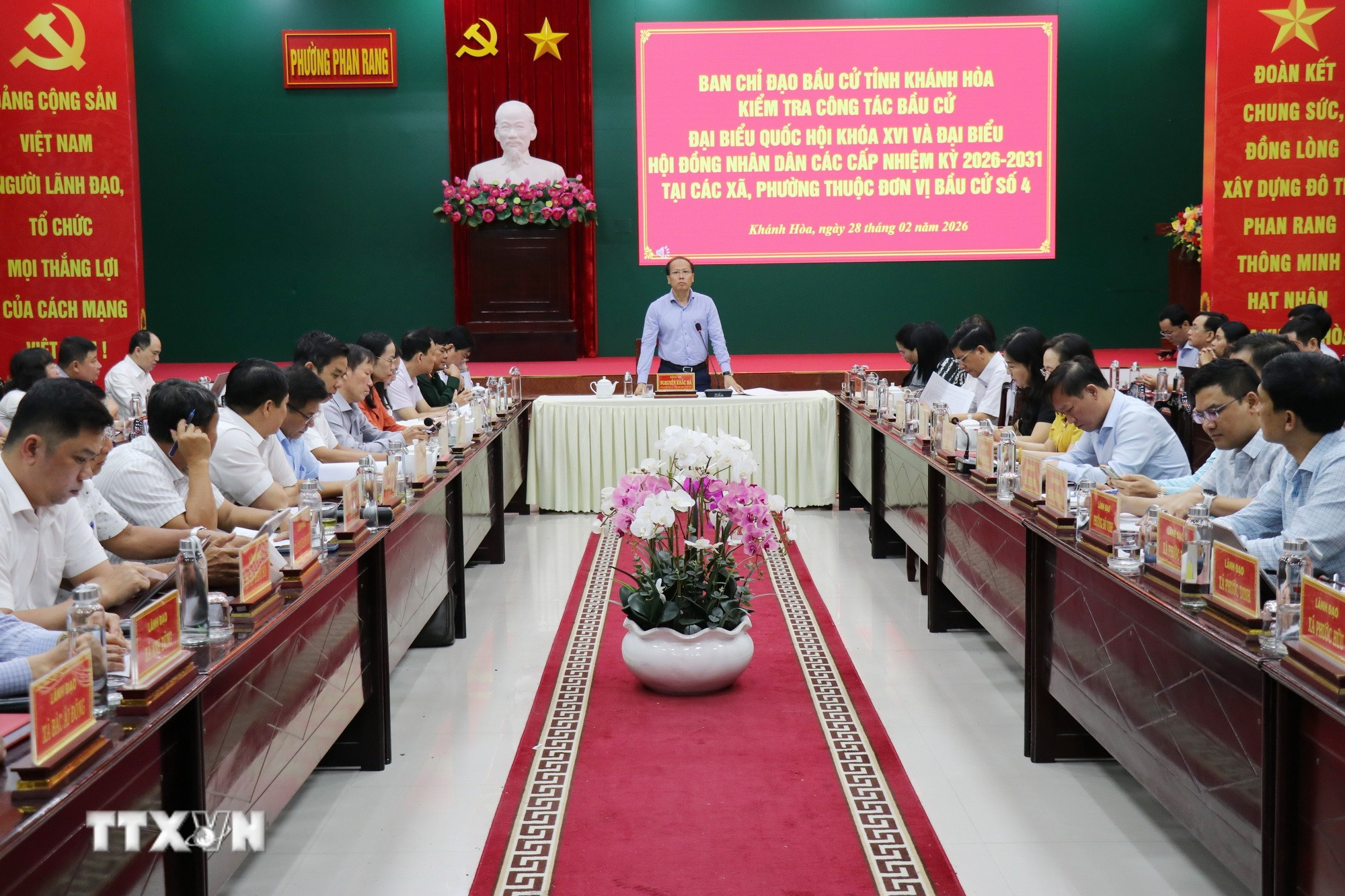 Kiểm tra công tác chuẩn bị bầu cử Đại biểu Quốc hội khóa XVI và Đại biểu Hội đồng Nhân dân các cấp nhiệm kỳ 2026-2031 tại phường Phan Rang (Khánh Hòa). (Ảnh: Nguyễn Thành/TTXVN)