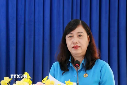 Bà Huỳnh Út Mười, Chủ tịch Liên đoàn Lao động tỉnh Cà Mau, góp ý Dự thảo Văn kiện trình Đại hội Đảng XIV. (Ảnh: TTXVN phát)