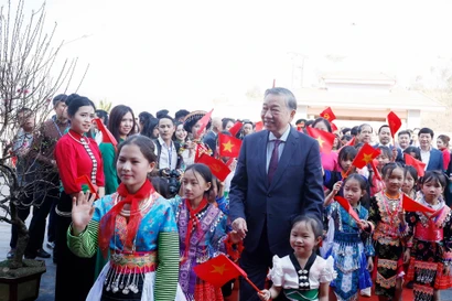 Tổng Bí thư Tô Lâm với học sinh Trường Phổ thông nội trú liên cấp Tiểu học và THCS Si Pa Phìn. (Ảnh: Thống Nhất/TTXVN)