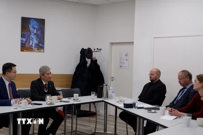 Đại sứ Việt Nam tại Đức Nguyễn Đắc Thành làm việc với đồng Trưởng ban Đối ngoại của Đảng Cánh tả, ông Wulf Gallert. (Ảnh: Thùy Linh/TTXVN)