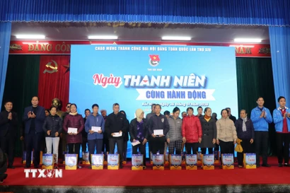 Ban tổ chức trao quà tặng quà cho người dân có hoàn cảnh khó khăn. (Ảnh: Thanh Thương/TTXVN)