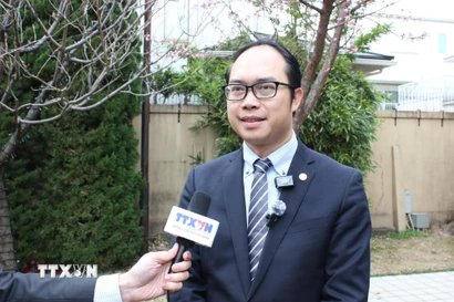 Ông Nguyễn Hồng Sơn, Chủ tịch Liên hiệp hội người Việt Nam tại Nhật Bản, trả lời phỏng vấn TTXVN. (Ảnh: Phạm Tuân/TTXVN)