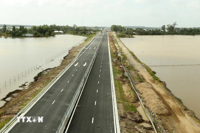 Tuyến chính Dự án đường bộ cao tốc Bắc-Nam phía Đông đoạn Cần Thơ-Cà Mau qua địa bàn xã Vĩnh Tường, thành phố Cần Thơ. (Ảnh: Duy Khương/TTXVN)