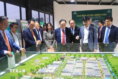 Đoàn công tác Phòng Thương mại và Công nghiệp tỉnh Gyeonggi (Hàn Quốc) tham quan mô hình khu công nghiệp của tỉnh Phú Thọ. (Ảnh: Nguyễn Thảo/TTXVN)