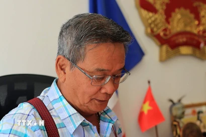 Lãnh sự danh dự Đinh Ngọc Riệm làm việc tại lãnh sự quán Việt Nam ở Numea. (Ảnh: TTXVN phát)