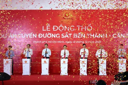 Các đại biểu thực hiện nghi thức động thổ dự án metro Bến Thành-Cần Giờ. (Ảnh: Tiến Lực/TTXVN)