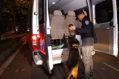 Lực lượng an ninh kiểm tra toàn bộ các phương tiện vào Trung tâm Hội nghị Quốc gia. (Ảnh: TTXVN)