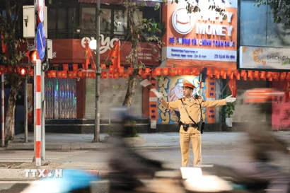 Lực lượng chức năng điều tiết giao thông tại nút giao Kim Mã-Giang Văn Minh. (Ảnh: Lê Đông/TTXVN)