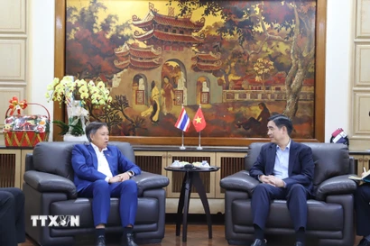 Đại sứ Sisavath Inphachanh (trái) và Đại sứ Phạm Việt Hùng. (Ảnh: Đỗ Sinh/TTXVN)