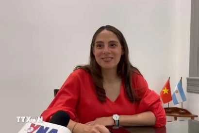 Tiến sỹ quan hệ quốc tế Nadia Radulovich, giảng viên Khoa Nghiên cứu phương Đông, Đại học Salvador (USAL) của Argentina, trả lời phỏng vấn phóng viên TTXVN. (Ảnh: Diệu Hương/TTXVN)